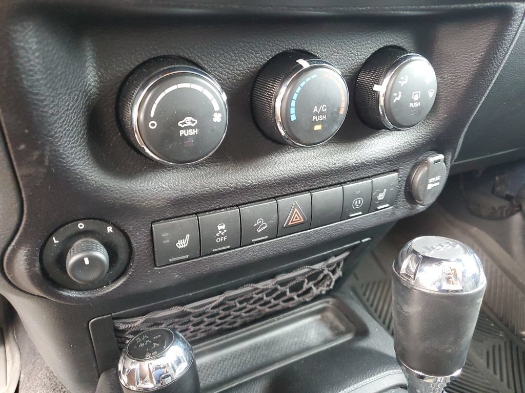 Used 2016 Jeep Wrangler Unlimited Sahara w/ Connectivity Group AWD/4WD image 16