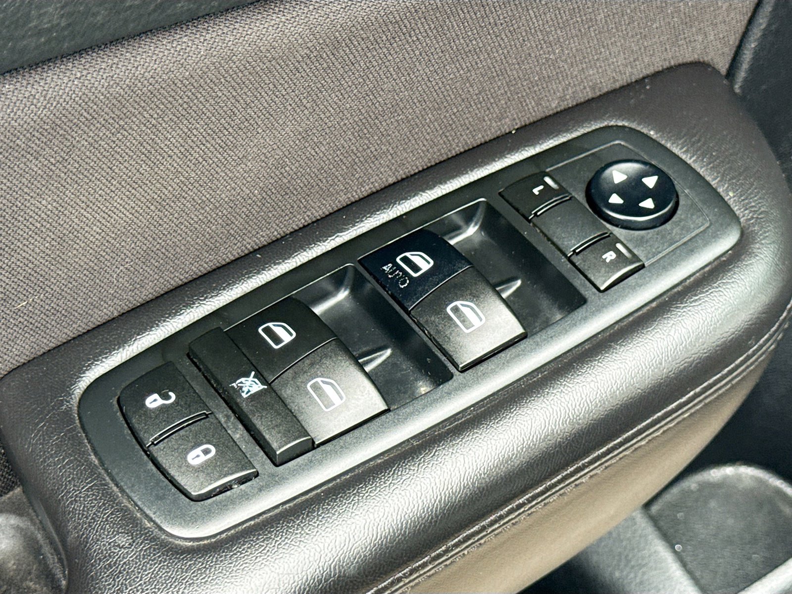 Used 2015 Chrysler 200 Limited w/ Convenience Group FWD image 7
