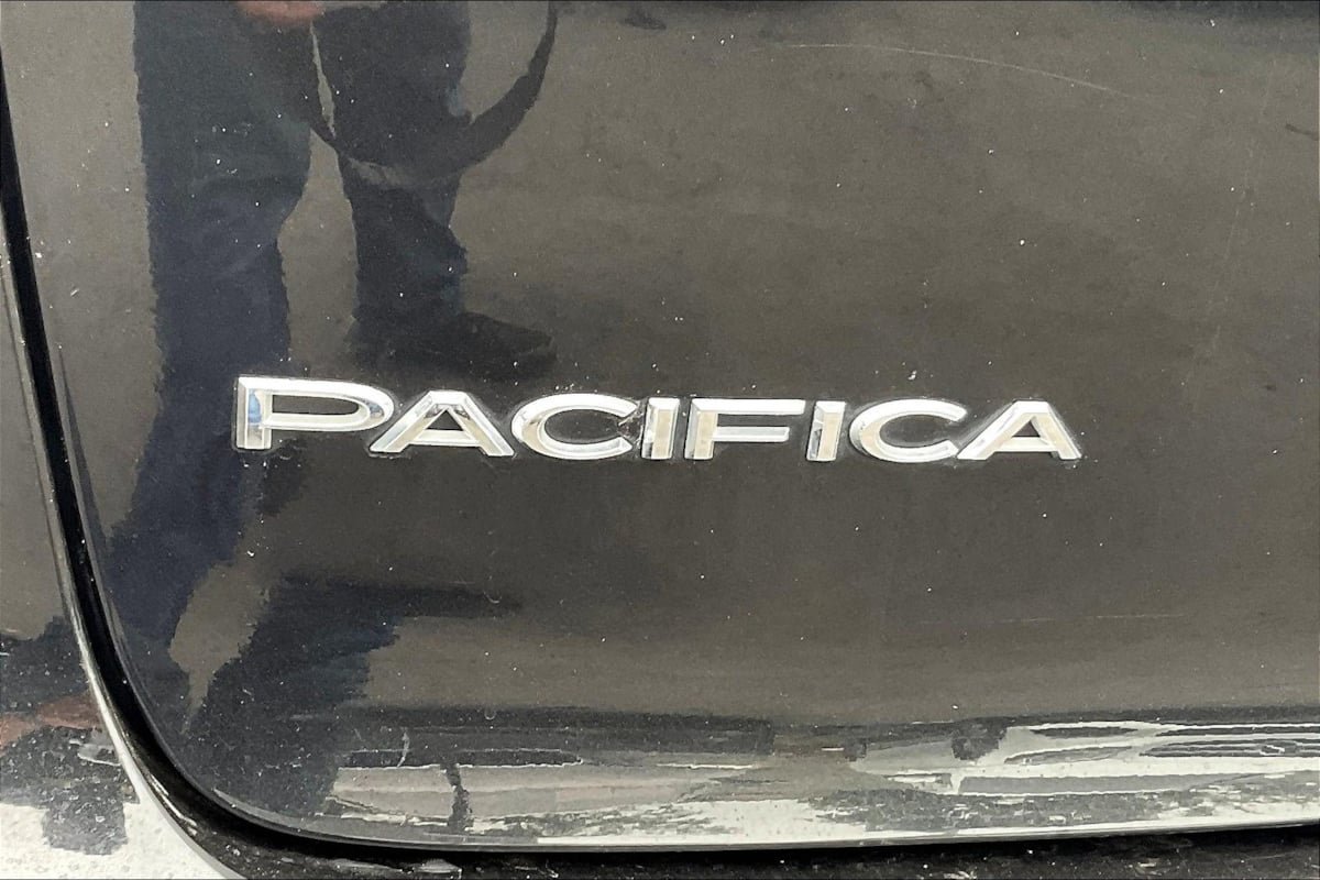 Used 2022 Chrysler Pacifica Touring-L FWD image 8