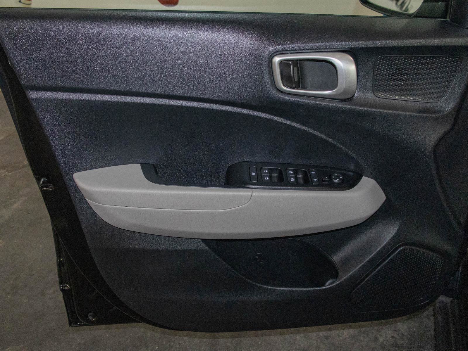 Used 2025 Hyundai Venue SEL image 10