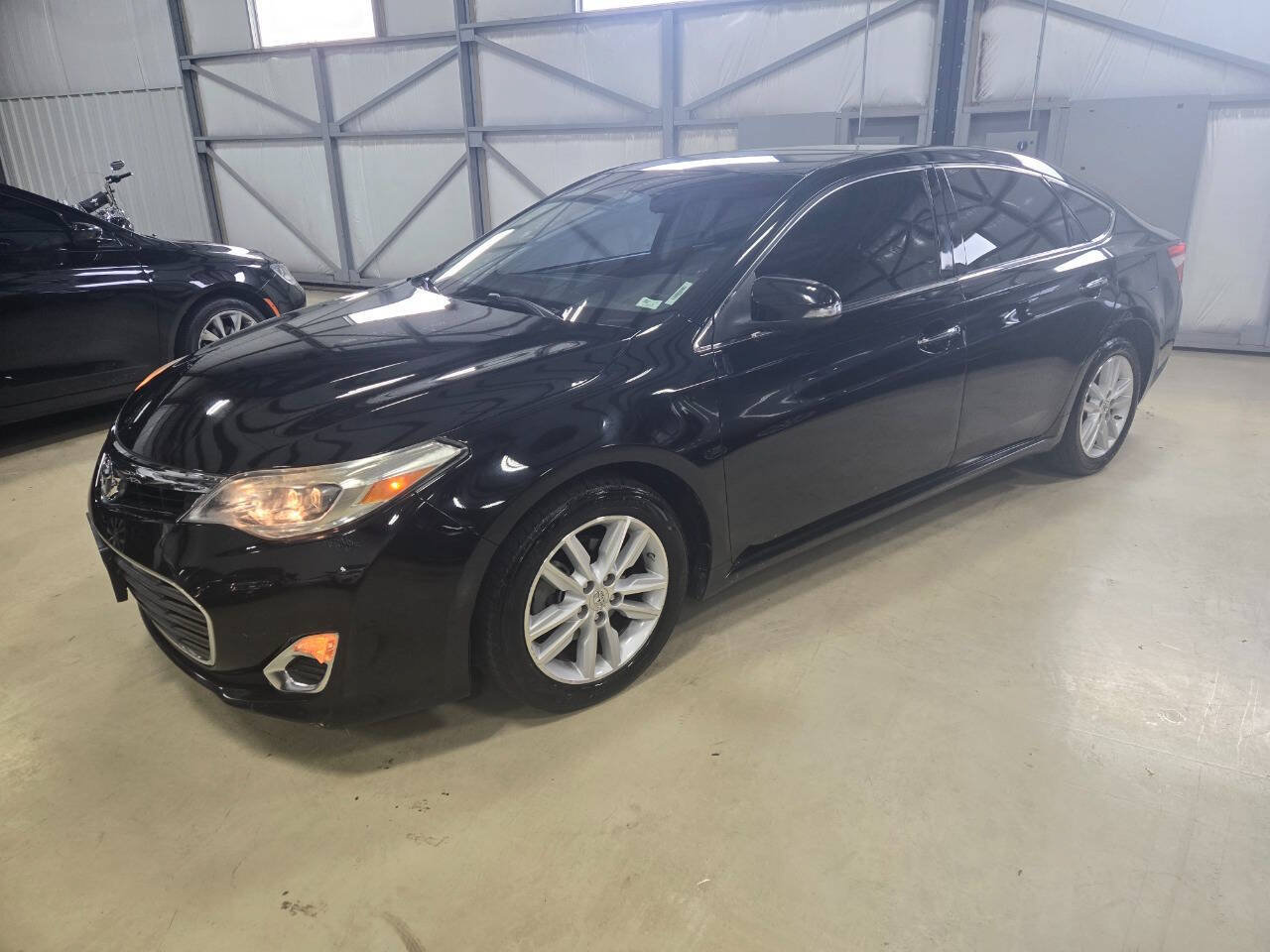 Used 2015 Toyota Avalon XLE FWD image 2