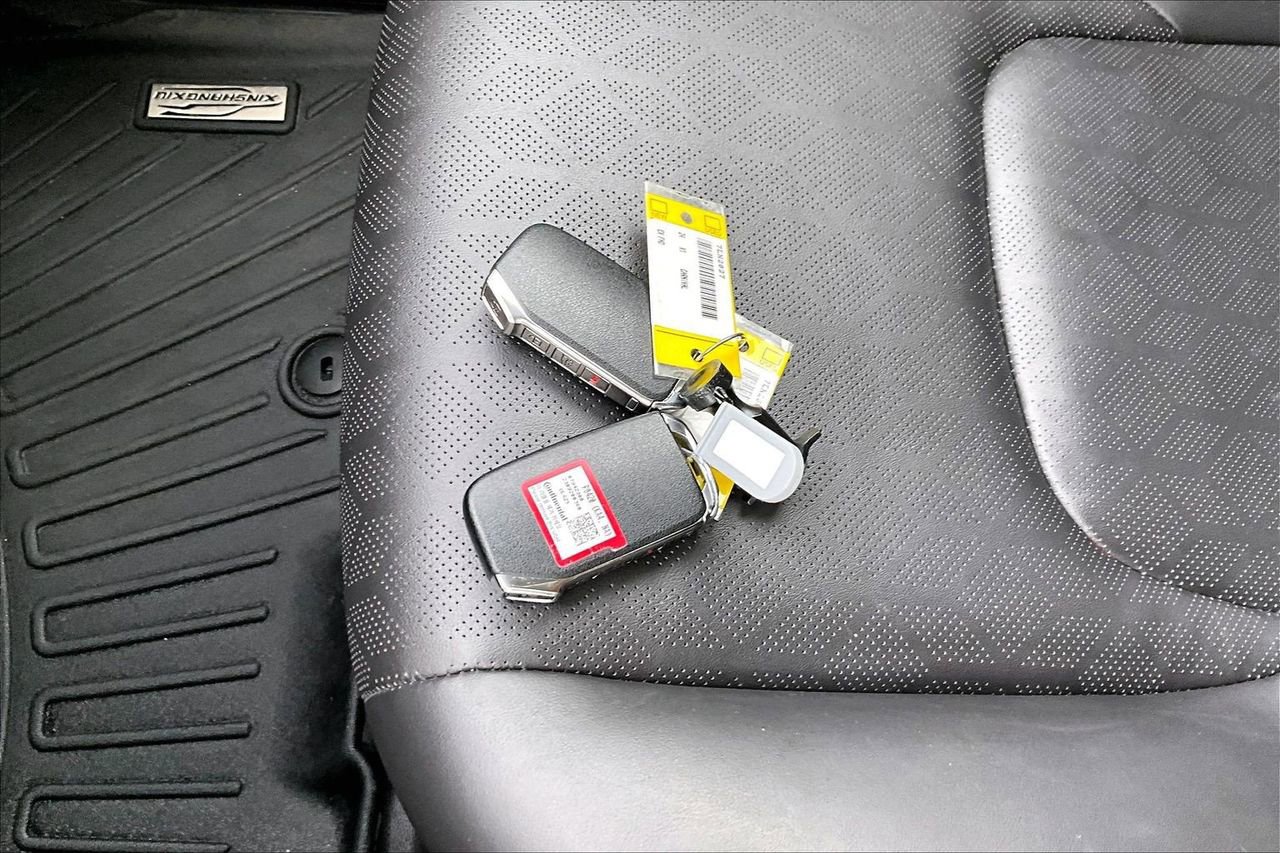 Used 2024 Kia Carnival EX image 32