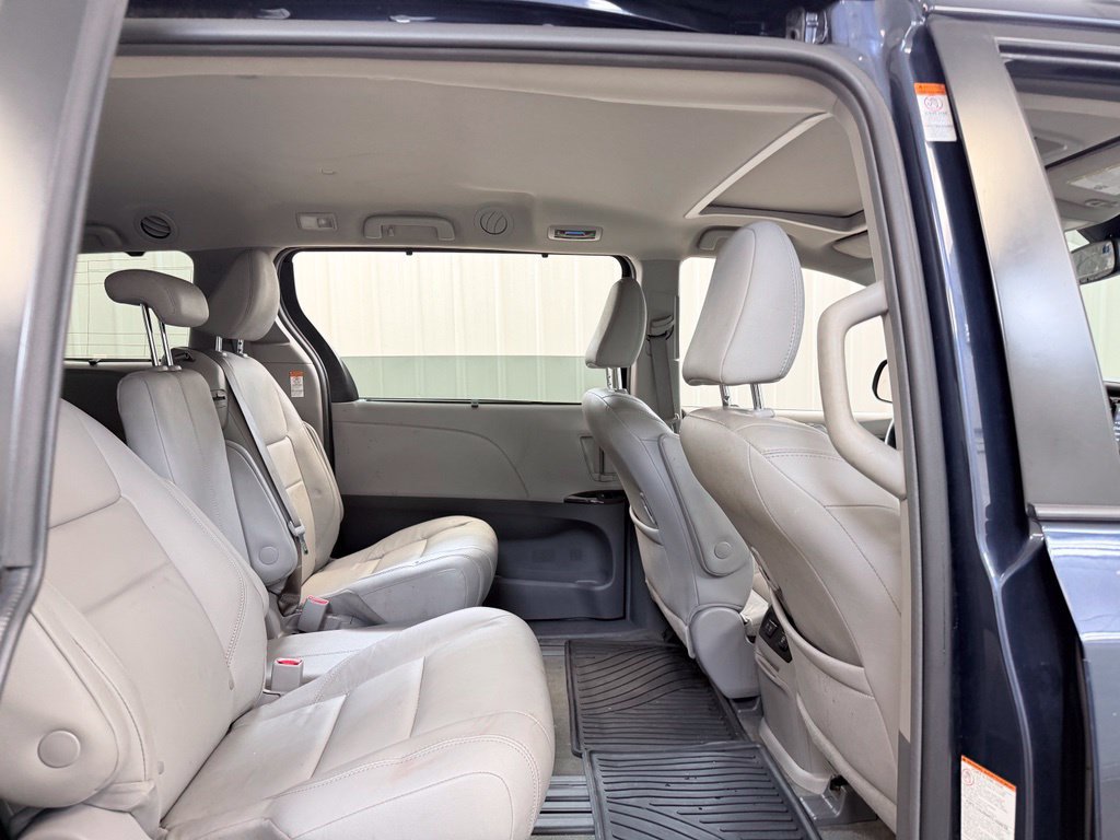 Used 2018 Toyota Sienna XLE w/ XLE Navigation Package FWD image 30