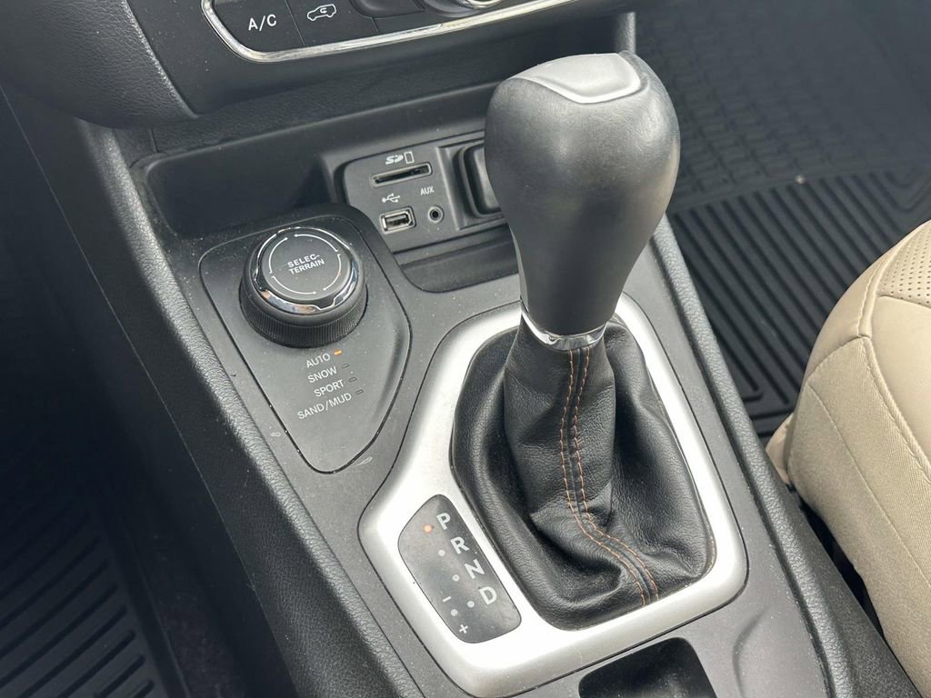 Used 2016 Jeep Cherokee Limited w/ Luxury Group image 30