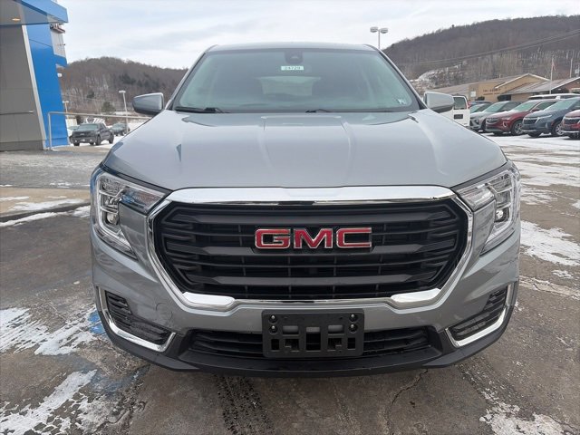 Used 2024 GMC Terrain SLE image 2