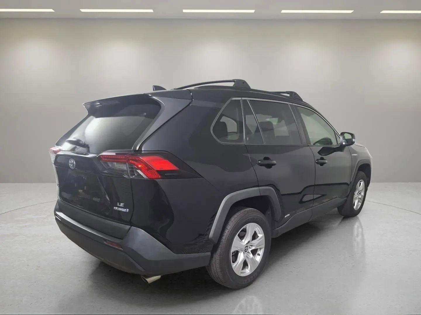 Used 2021 Toyota RAV4 LE image 7