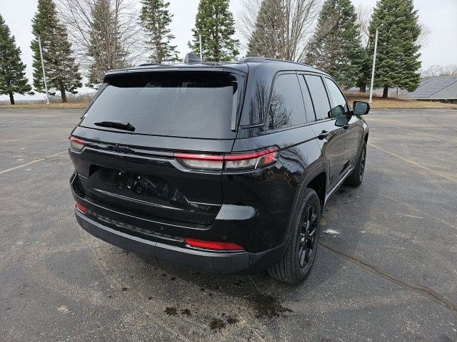 Used 2025 Jeep Grand Cherokee Altitude AWD/4WD image 6