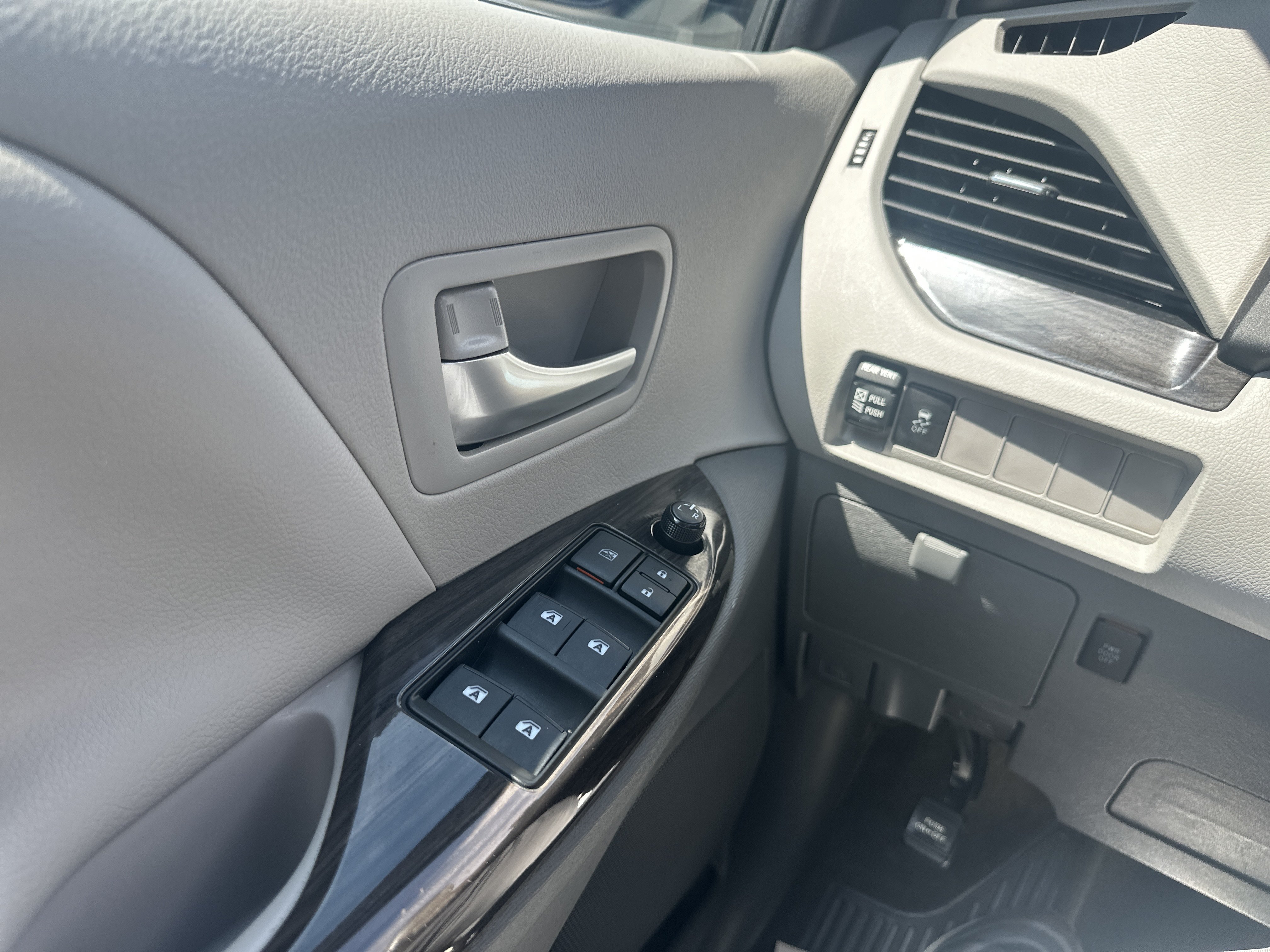Used 2018 Toyota Sienna XLE w/ Protection Package FWD image 27