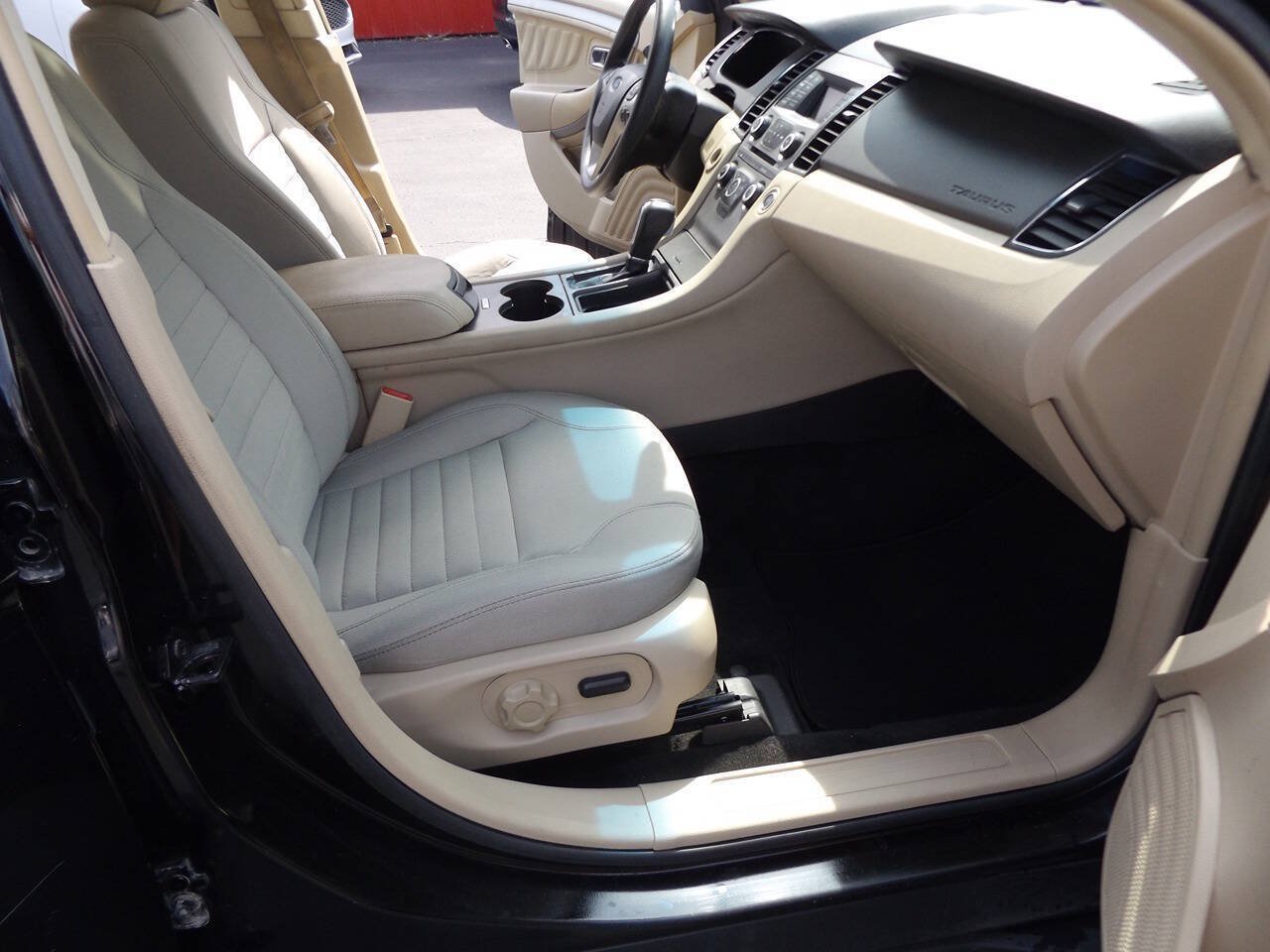 Used 2017 Ford Taurus SE FWD image 21