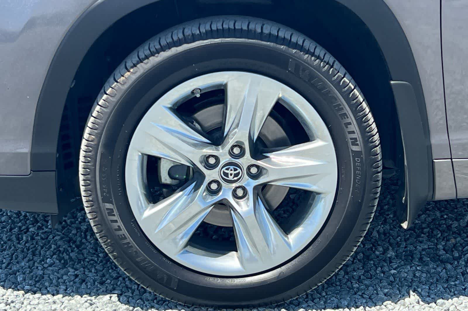 Used 2017 Toyota Highlander Limited w/ Carpet Mat Package AWD/4WD image 39