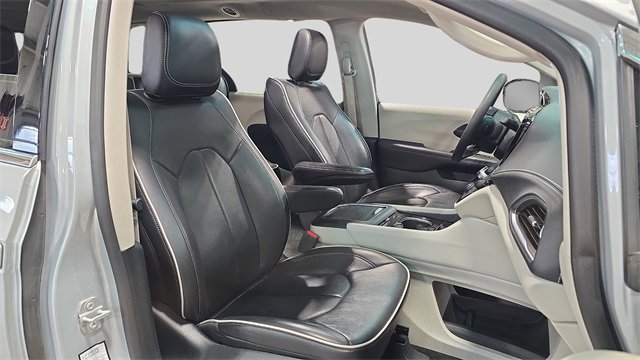 Used 2024 Chrysler Pacifica Limited image 12