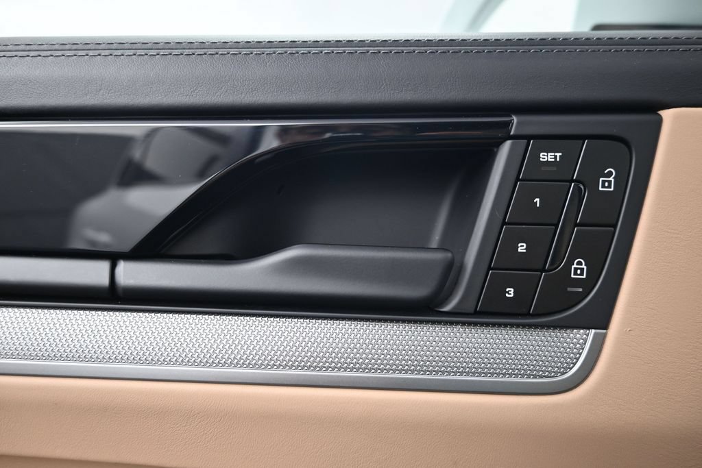 Certified 2026 Porsche Cayenne E-Hybrid Coupe AWD/4WD image 18