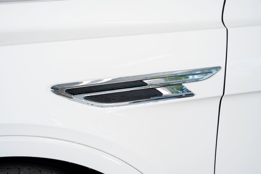 Used 2021 Bentley Bentayga Plug-In Hybrid image 21