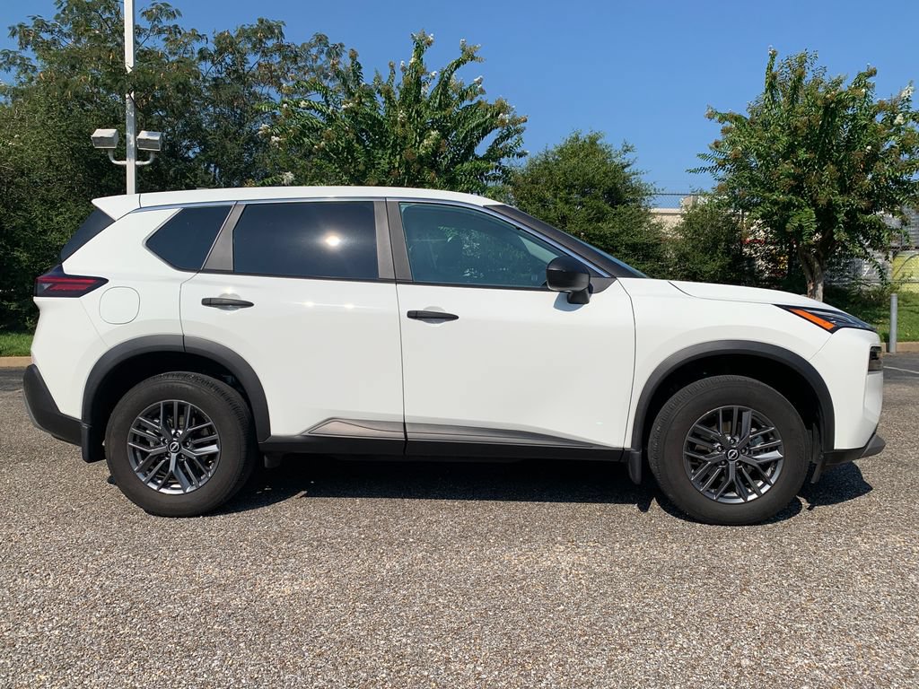 Used 2023 Nissan Rogue SV w/ SV Premium B Package FWD image 2