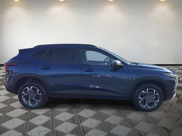 Used 2024 Chevrolet Trax LT w/ LT Convenience Package FWD image 4