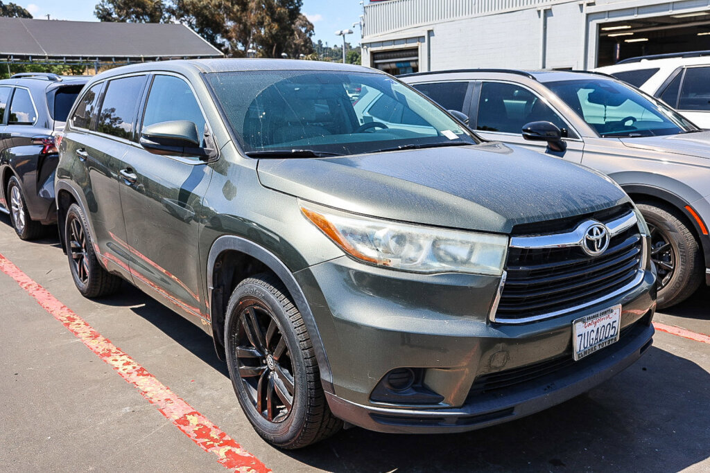 Used 2016 Toyota Highlander LE AWD/4WD image 2