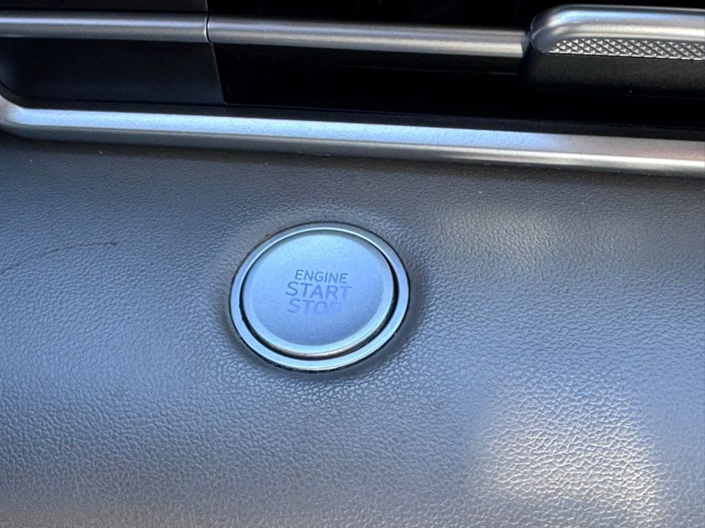 Used 2022 Hyundai Elantra SEL w/ Convenience + Premium Package image 16