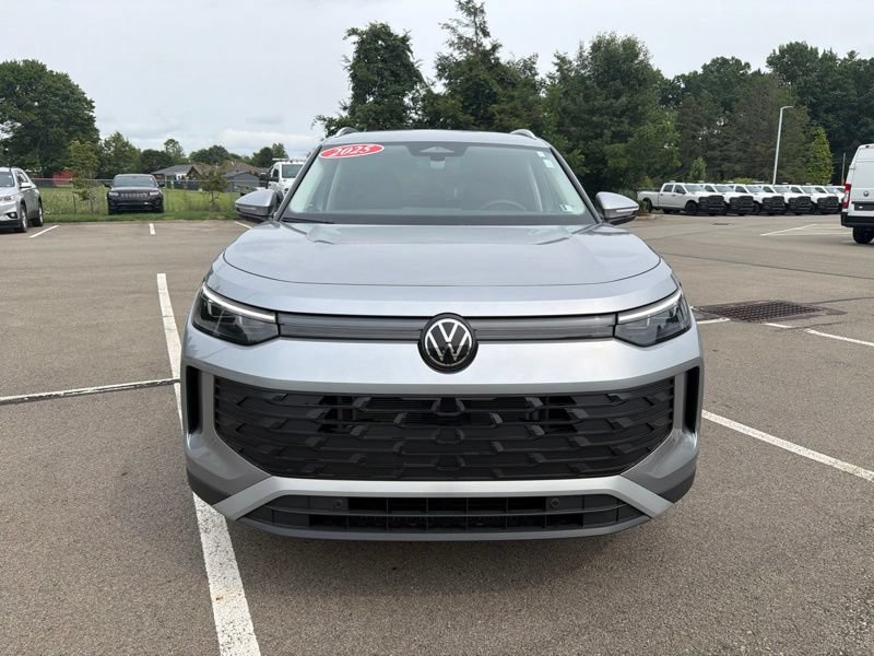 Used 2025 Volkswagen Tiguan SE AWD/4WD image 8