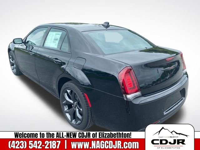 New 2023 Chrysler 300 S w/ Comfort Group image 5