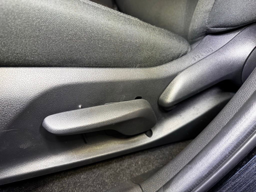 Certified 2022 Toyota RAV4 LE AWD/4WD image 21