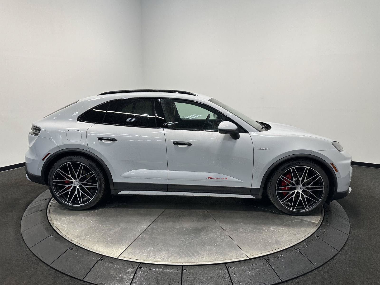 New 2026 Porsche Macan 4S Electric AWD/4WD image 8