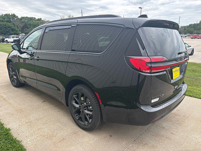 New 2027 Chrysler Pacifica Limited AWD/4WD image 6