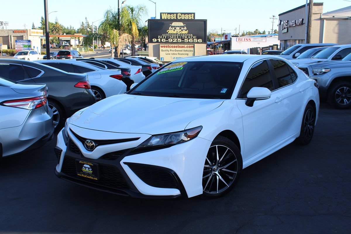 Used 2022 Toyota Camry SE w/ Convenience Package FWD image 2