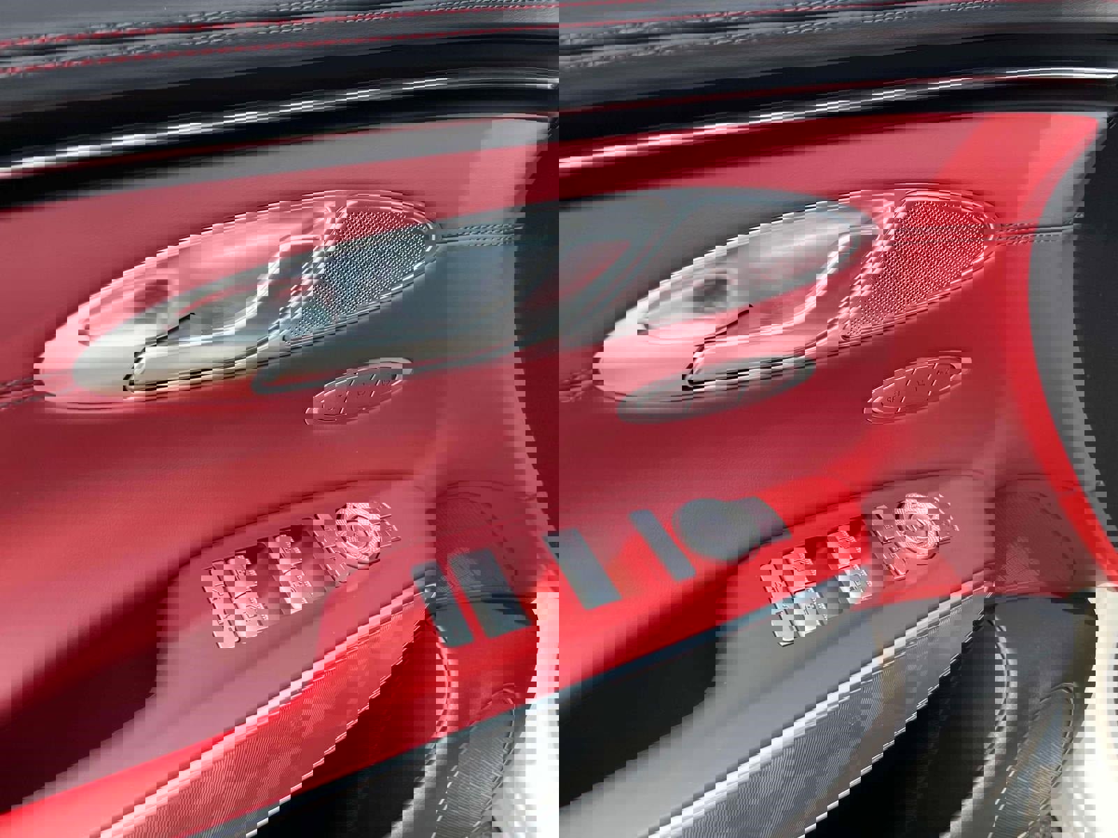 Used 2025 Genesis GV70 3.5T Sport w/ Sport Advanced Package image 17