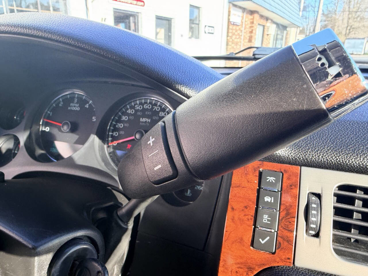 Used 2009 Chevrolet Suburban LTZ image 10