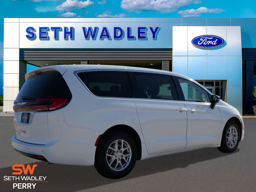 Used 2024 Chrysler Pacifica Touring-L image 7