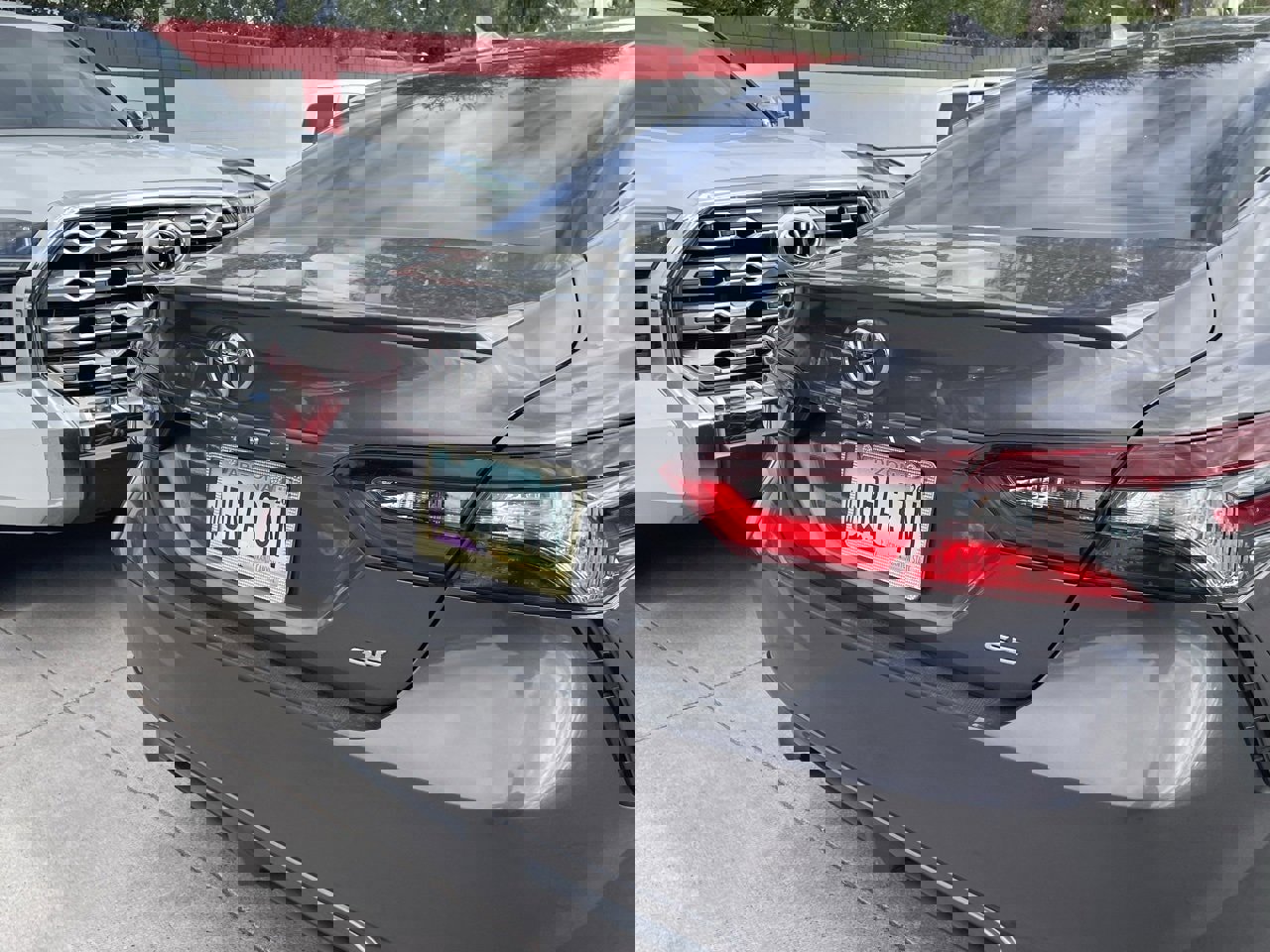 Used 2023 Toyota Camry SE image 4