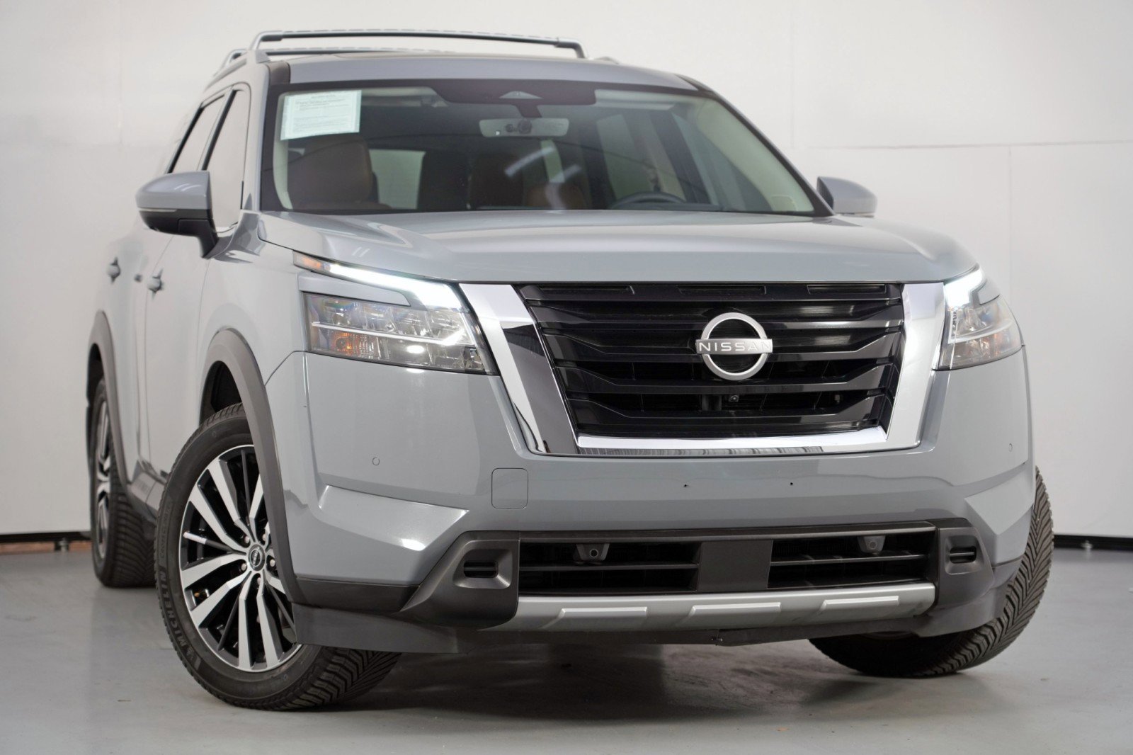 Used 2023 Nissan Pathfinder Platinum image 2