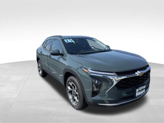 Used 2025 Chevrolet Trax LT w/ Driver Confidence Package FWD image 3