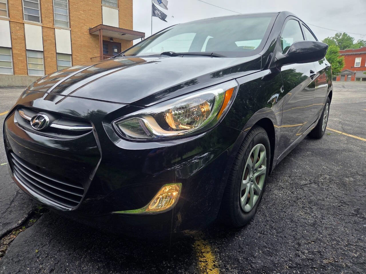 Used 2014 Hyundai Accent GLS w/ Option Group 2 FWD image 2