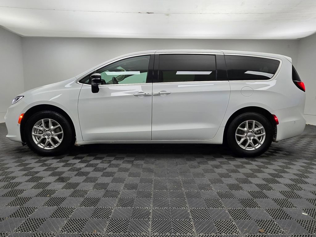 Used 2024 Chrysler Pacifica Touring-L image 13