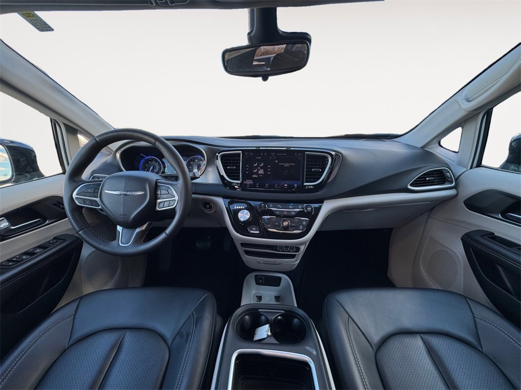 Used 2024 Chrysler Pacifica Touring-L image 10