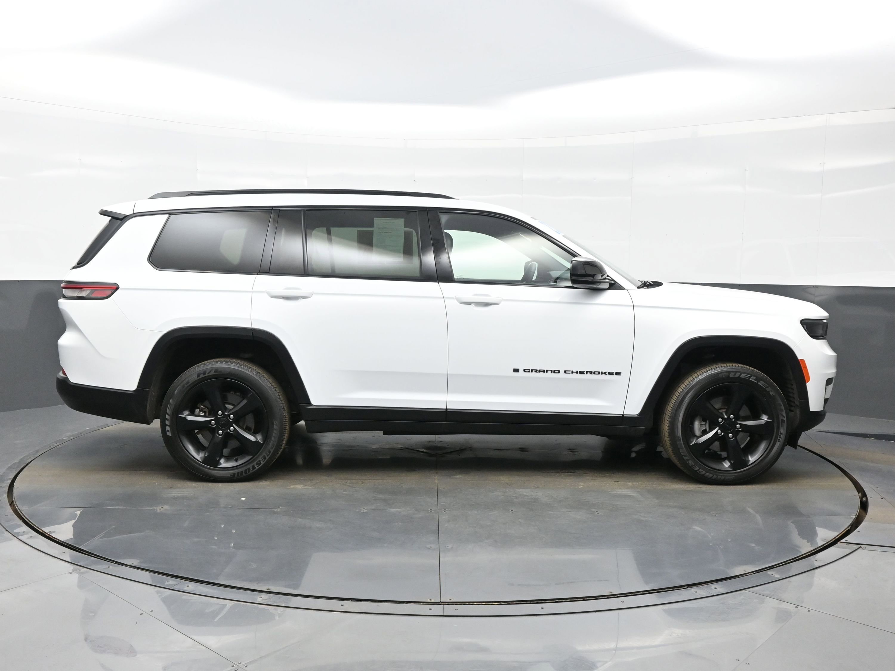 Used 2023 Jeep Grand Cherokee L Laredo image 7