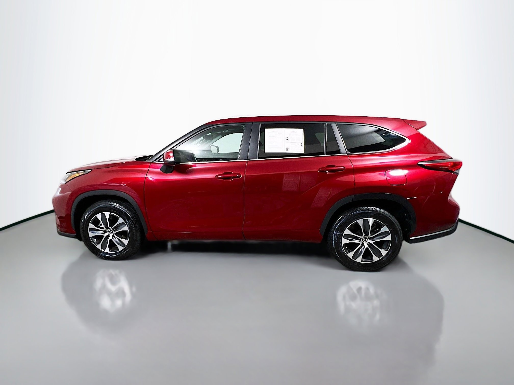 Used 2023 Toyota Highlander XLE image 9