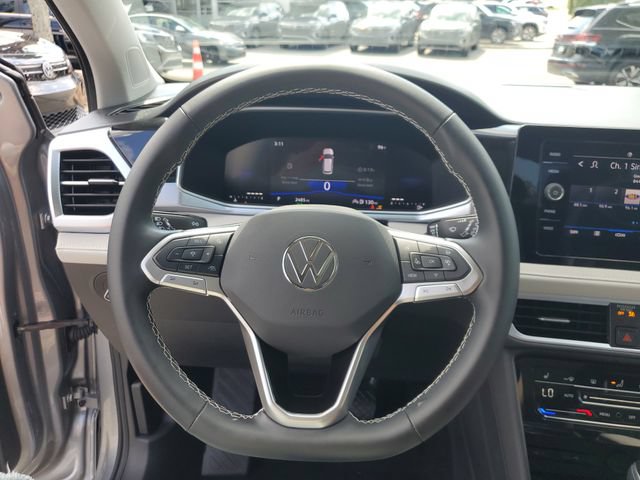Certified 2025 Volkswagen Taos SE w/ Panoramic Sunroof Package FWD image 32