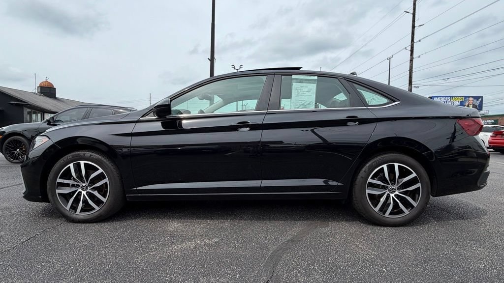 Used 2025 Volkswagen Jetta SE FWD image 3
