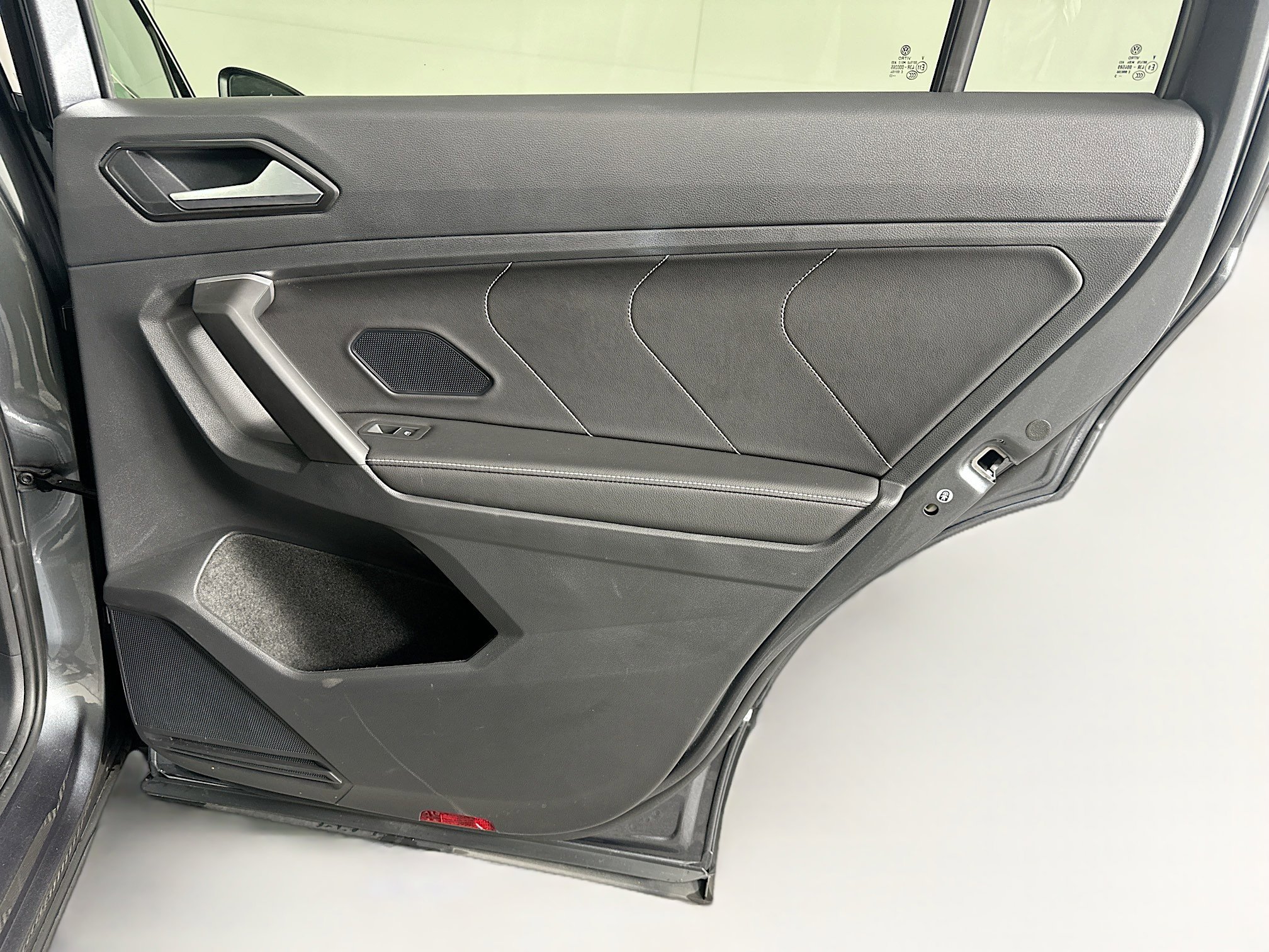 Used 2023 Volkswagen Tiguan SE w/ Panoramic Sunroof Package FWD image 29