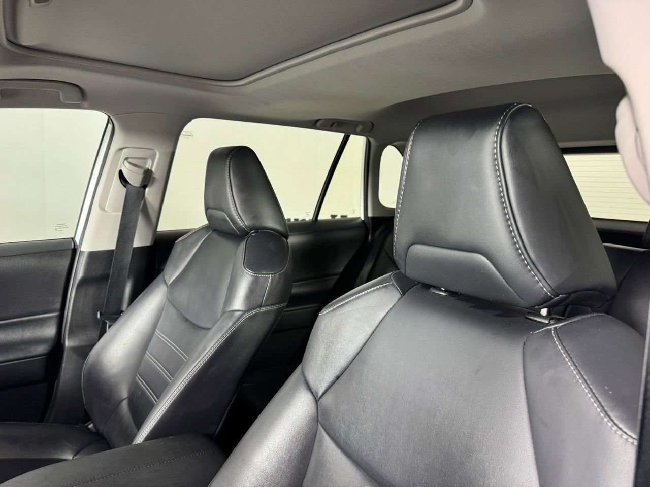 Used 2020 Toyota RAV4 XLE Premium image 11