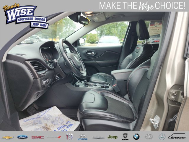 Used 2019 Jeep Cherokee Trailhawk w/ Comfort & Convenience Group AWD/4WD image 17