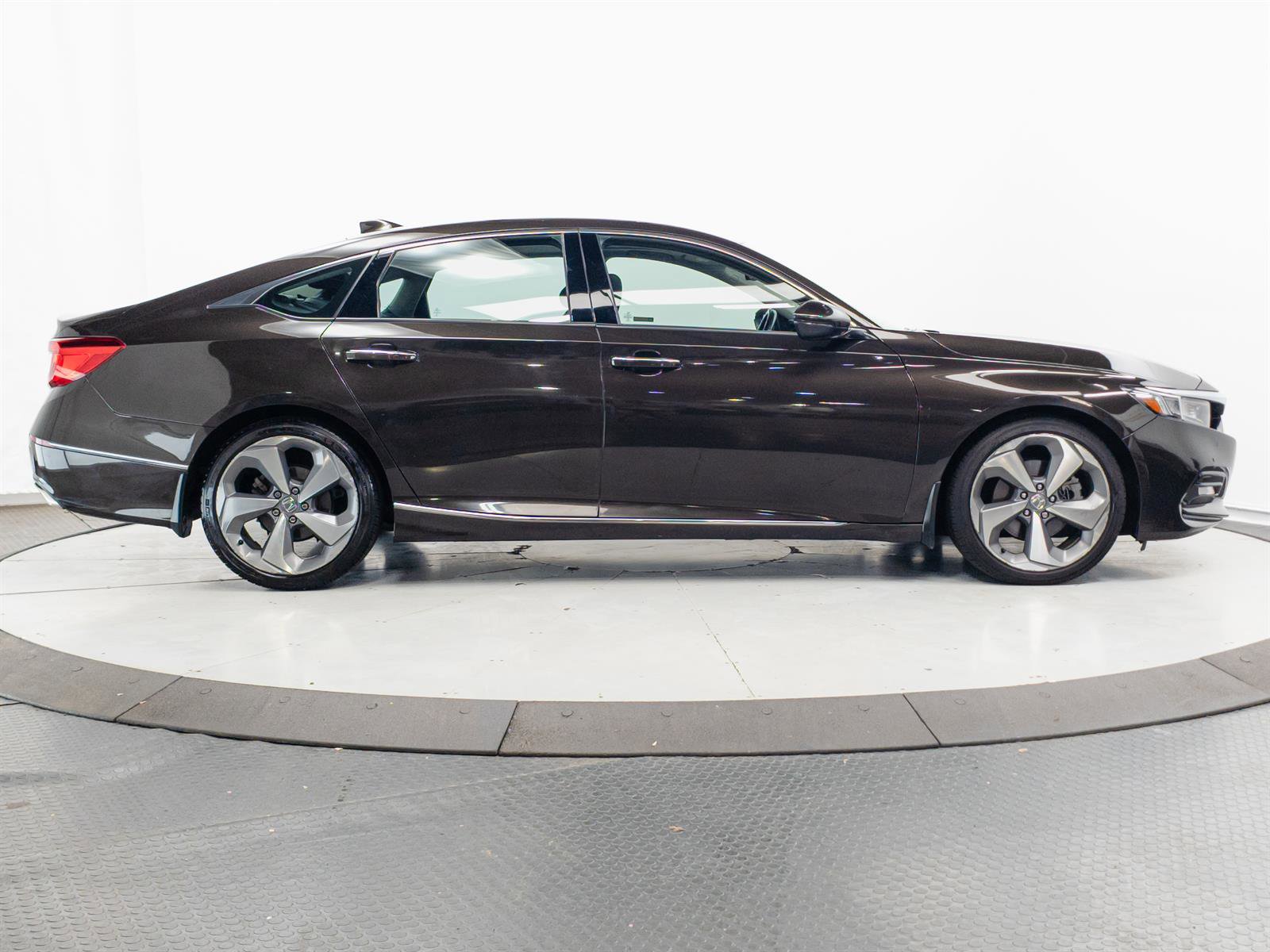 Used 2018 Honda Accord Touring image 13