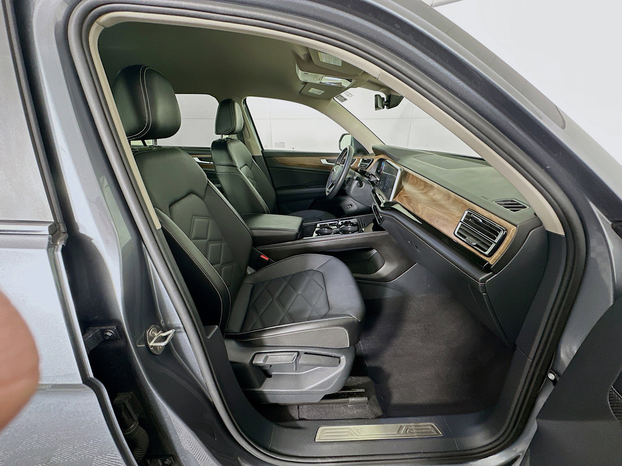 Used 2025 Volkswagen Atlas SE image 32