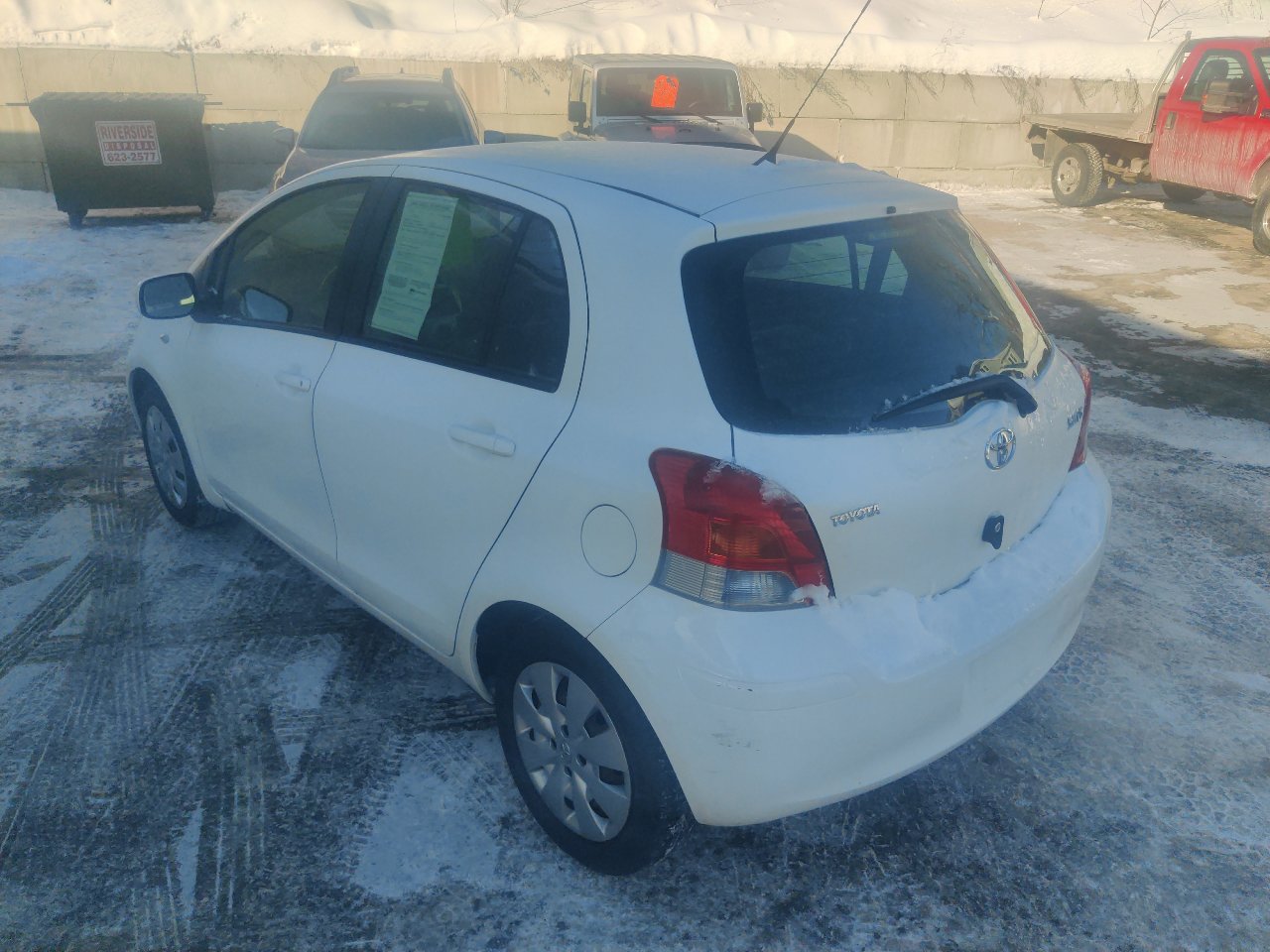 Used 2011 Toyota Yaris Liftback 5-Door MT image 4