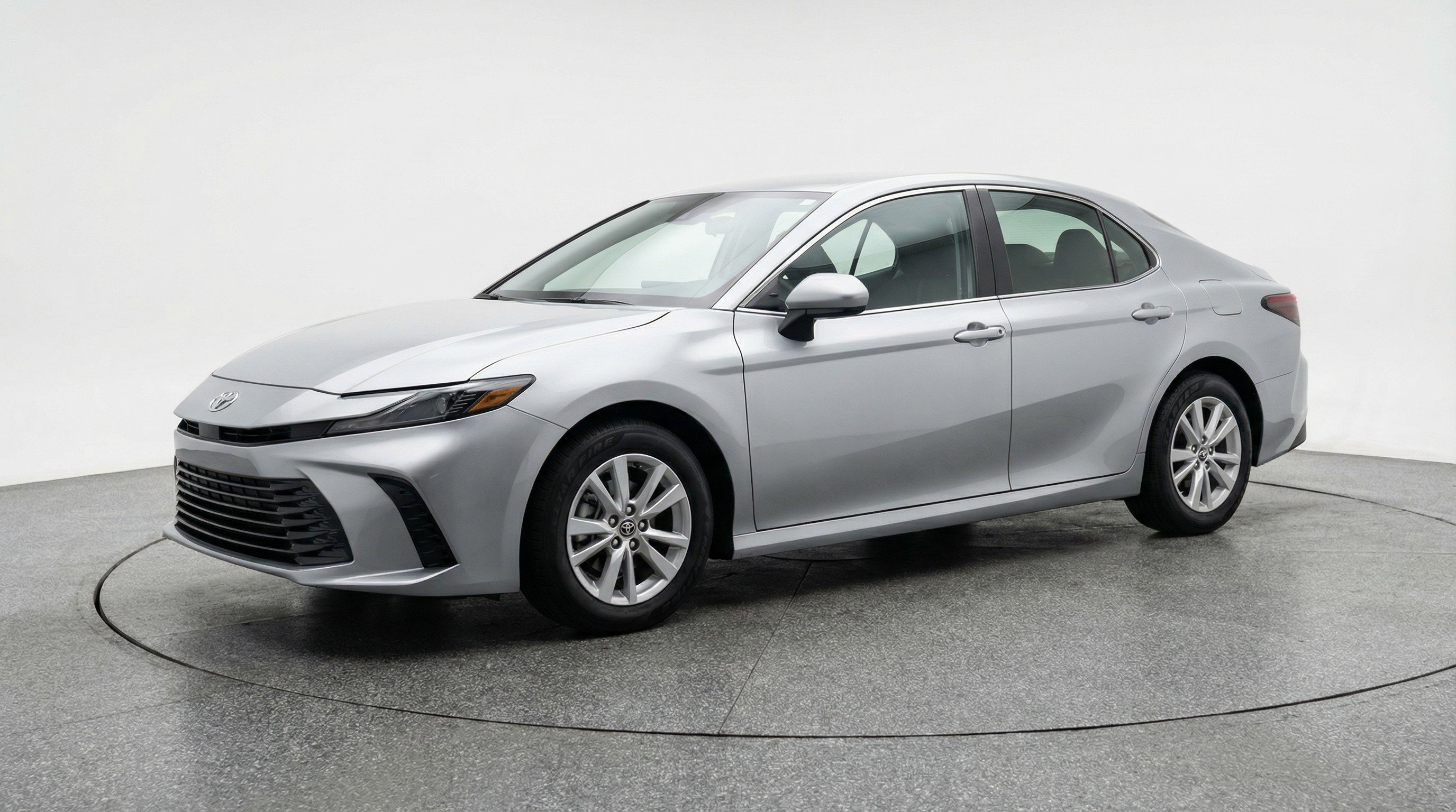 Used 2025 Toyota Camry LE image 3