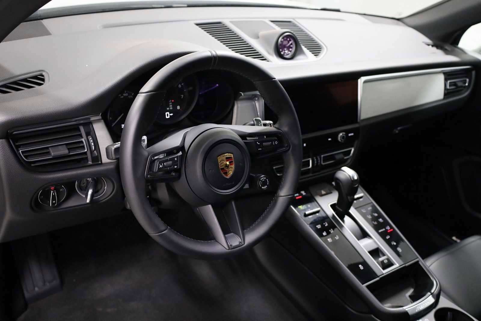 Certified 2026 Porsche Macan image 4