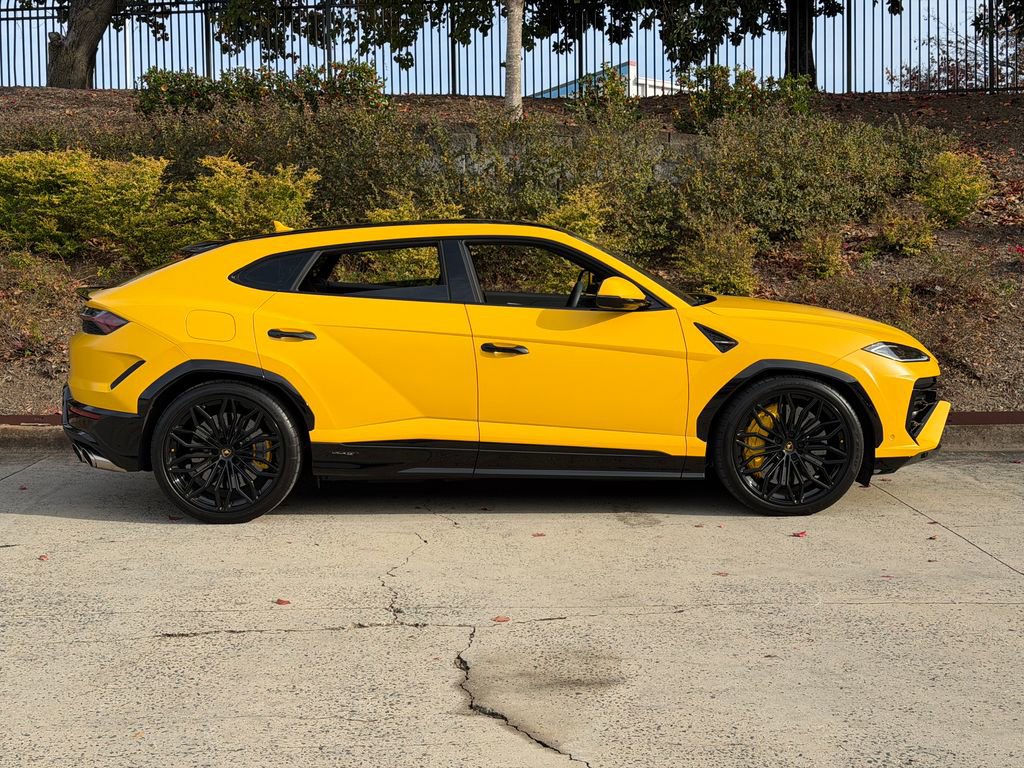 Used 2025 Lamborghini Urus SE image 2