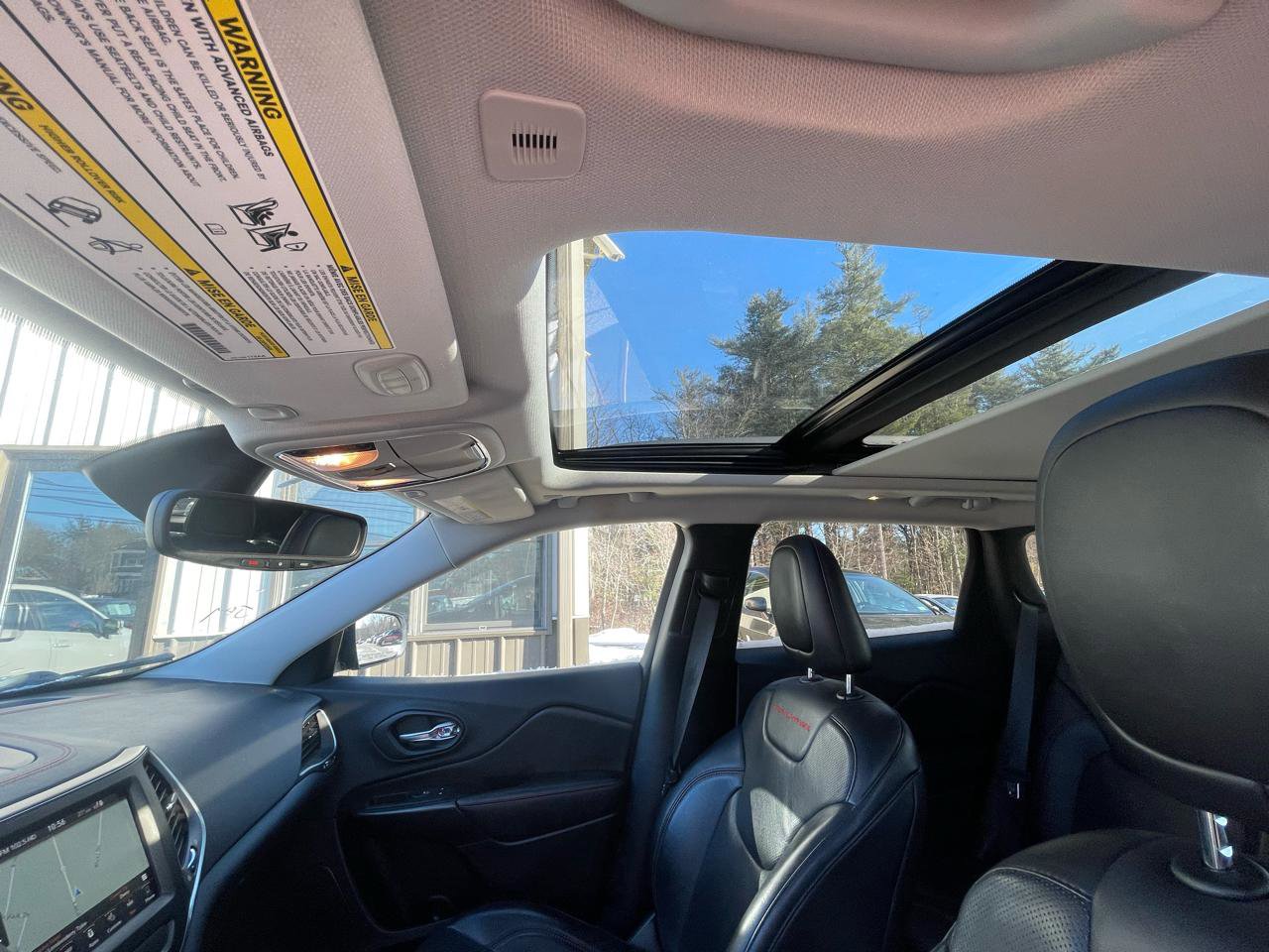 Used 2019 Jeep Cherokee Trailhawk image 16